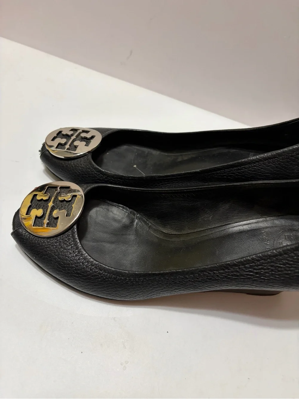 Tory Burch Black Leather Peep-Toe Flats with Silver Logo Medallion Sz 11 Women